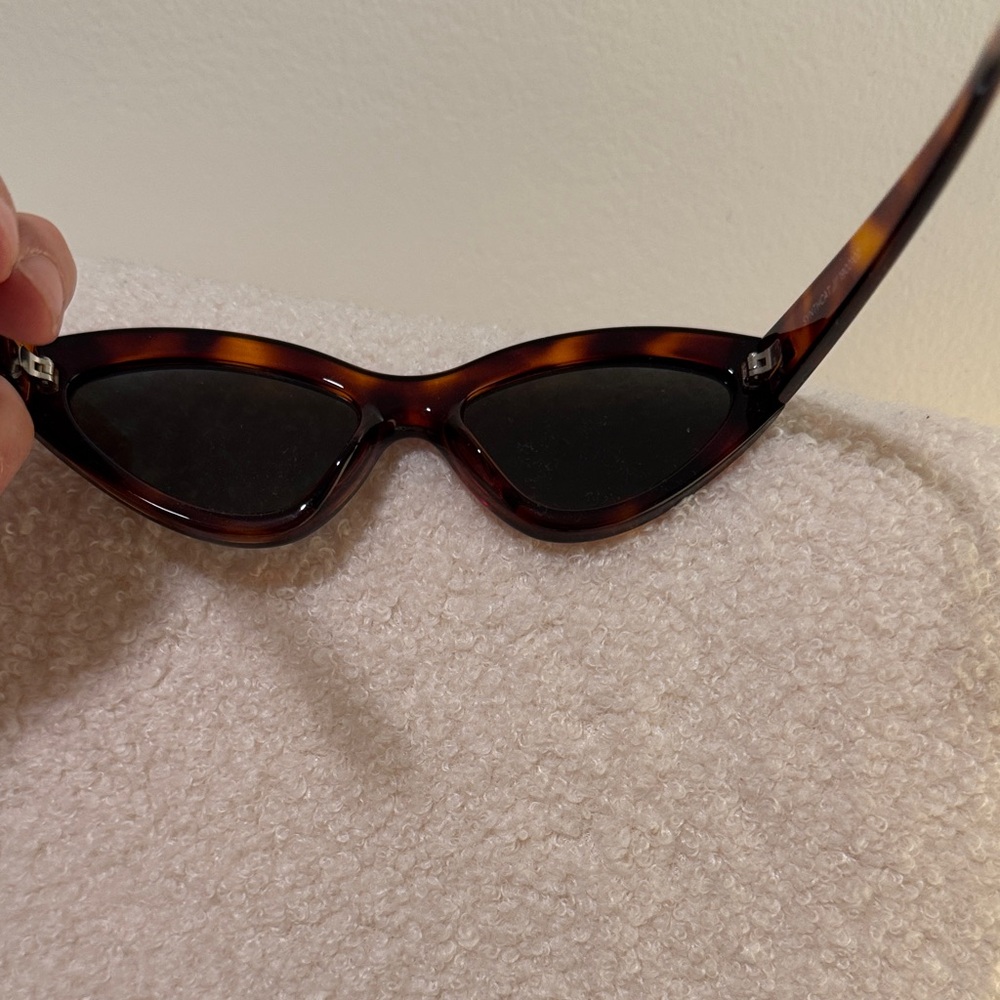 Le Specs ‘Synthcat’ Tortoiseshell Cat Eye Sunglasses w/ Case and Cleaning Cloth - Picture 4 of 7